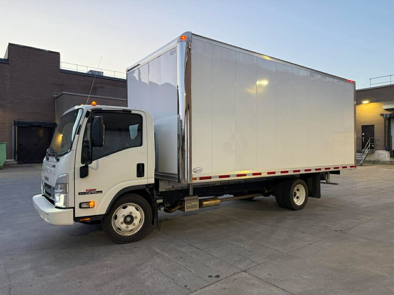Camion cube 20 pieds TJT Transport prêt pour la location